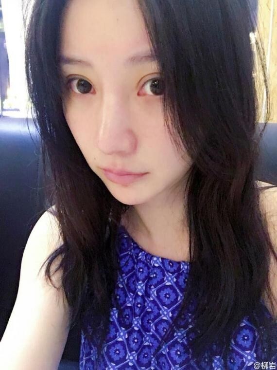 柳岩在微博上发一副睡眼惺忪模样的照片