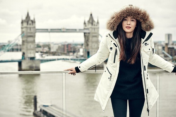 全智贤为所代言的户外运动品牌拍摄秋冬写真