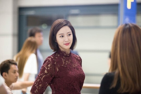 《拖旅行箱的女人》剧组首度公开了演员全慧彬的剧照