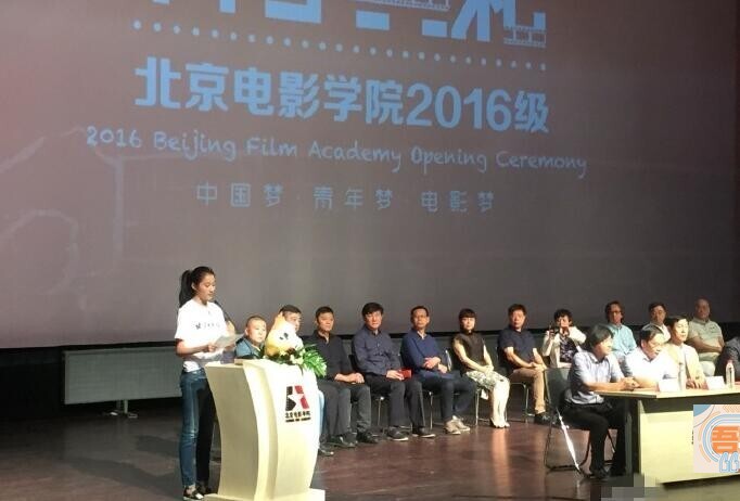 关晓彤正式入学了，而且还代表了新生发言