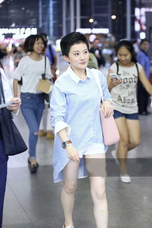 “小婉君”金铭顶短发现身机场秀美腿 肤白似瓷娃娃与友人谈笑 “小婉君”金铭顶短发现身机场秀美腿 肤白似瓷娃娃与友人谈笑
