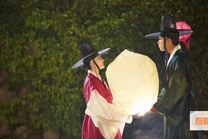 《云画的月光》朴宝剑和金裕贞在风灯下约会 《云画的月光》朴宝剑和金裕贞在风灯下约会