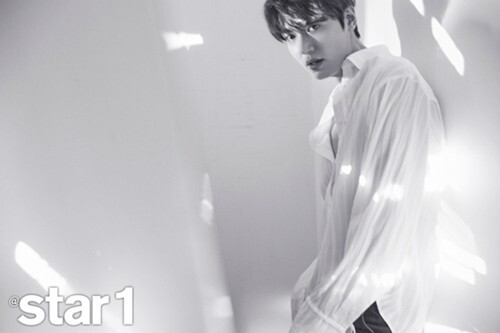 韩国演员李敏镐为某时尚杂志拍摄的最新画报于21日公开