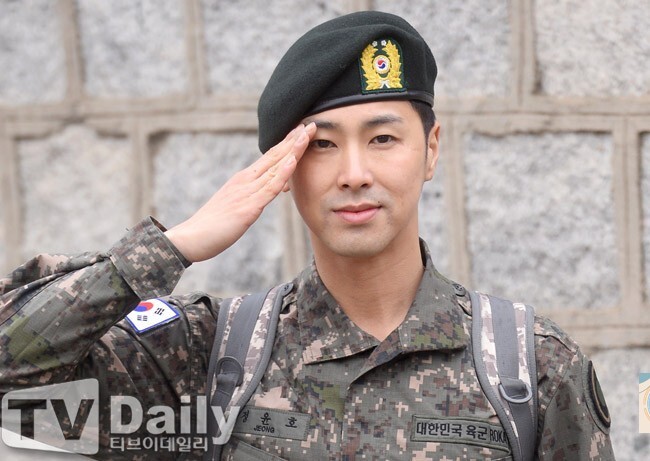 东方神起成员瑜卤允浩正式从第26机械师团退伍