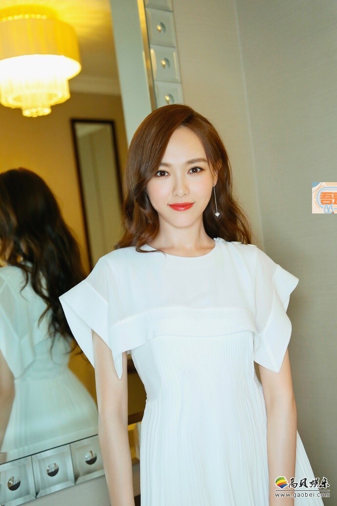 唐嫣一身清新的白裙出席某代言品牌的宣传活动 唐嫣一身清新的白裙出席某代言品牌的宣传活动