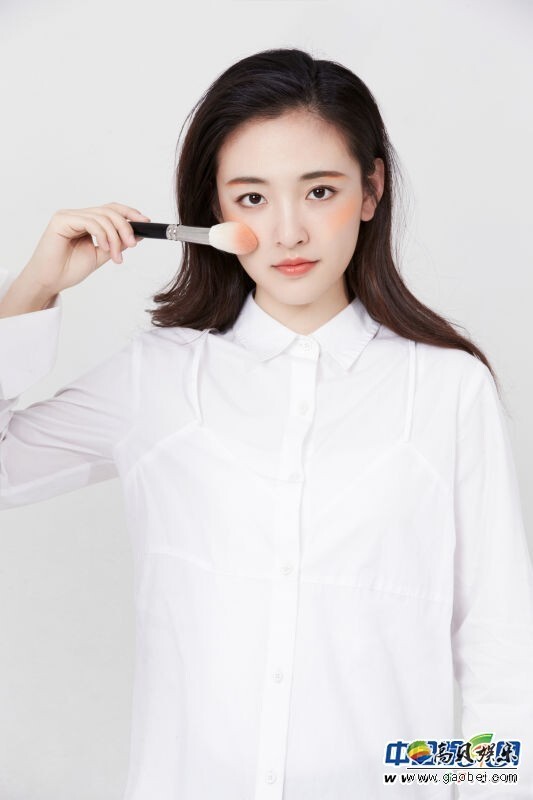 近日,吴倩曝出“落落妆”教程写真 近日,吴倩曝出“落落妆”教程写真