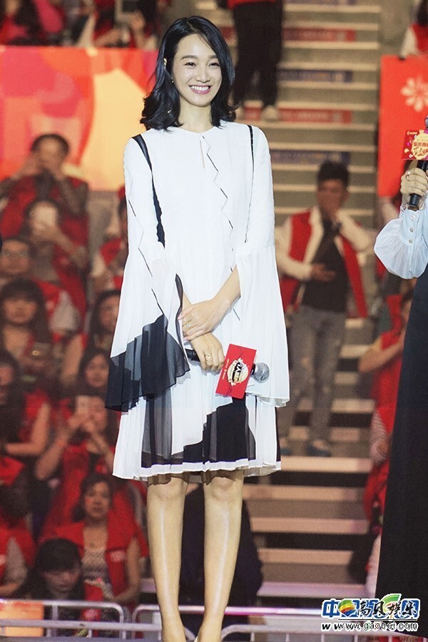 近日，朱丹现身某品牌签约仪式活动现场