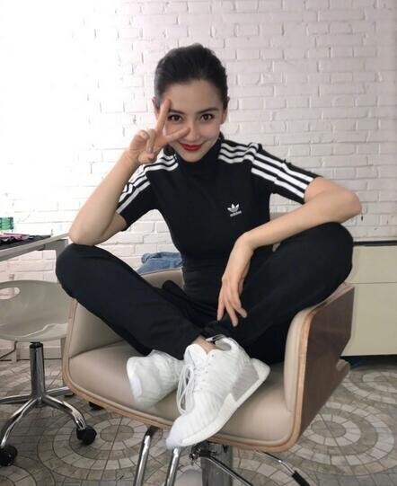 Baby晒出近照,她一身黑衣盘腿坐在椅子上 Baby晒出近照,她一身黑衣盘腿坐在椅子上