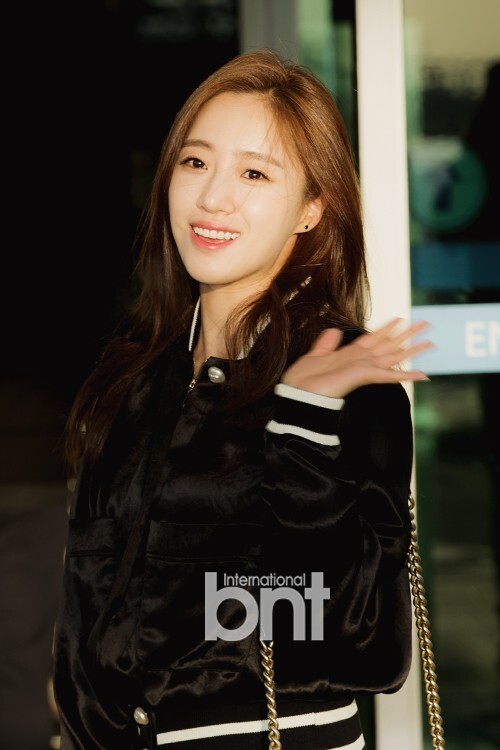 韩国女团T-ara成员恩静前往泰国参加电影宣传活动