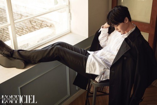 韩国演员李钟硕携手某男性时尚杂志拍摄的3月刊写真公开