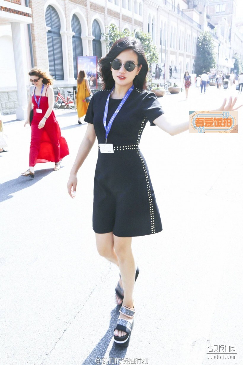 赵薇真的瘦成了一条线,而且还穿了“风火轮”? 赵薇真的瘦成了一条线,而且还穿了“风火轮”?