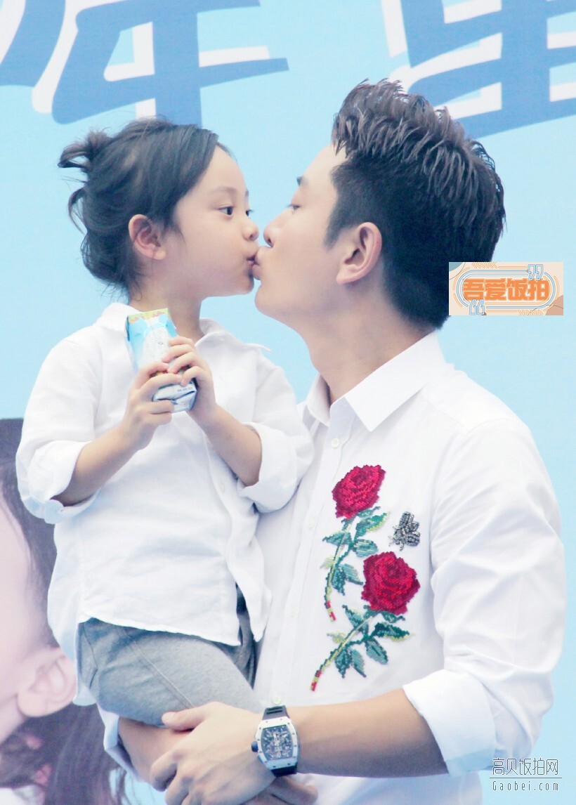 贾乃亮亲甜馨了,果真是父女? 贾乃亮亲甜馨了,果真是父女?