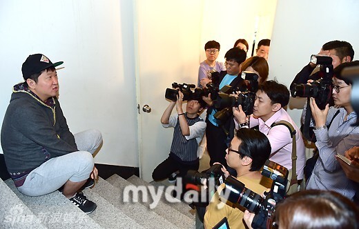 郑亨敦前往某录音棚进行MBC 《一周的偶像》录制