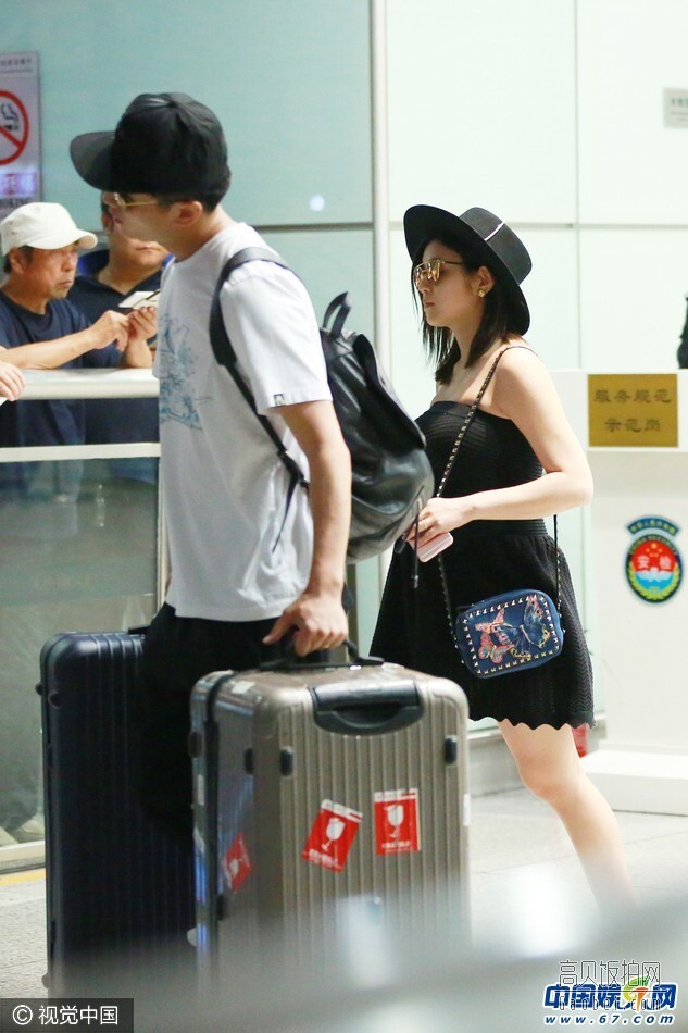 陈晓、陈妍希二人十指相扣现身首都机场 陈晓、陈妍希二人十指相扣现身首都机场