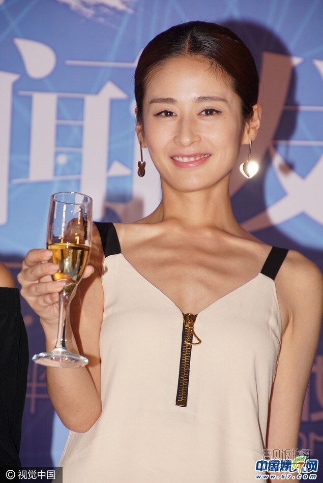 颖儿出席发布会与品牌老总大口饮酒 颖儿出席发布会与品牌老总大口饮酒