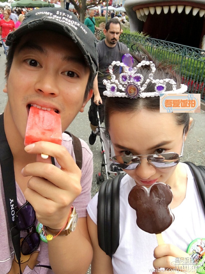 霍思燕微博晒出一家游玩迪斯尼乐园的图片 霍思燕微博晒出一家游玩迪斯尼乐园的图片