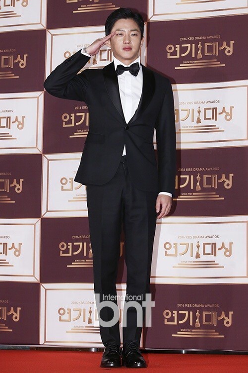 金玟锡将履行SBS电视台电视剧《被告人》的收视率公约 金玟锡将履行SBS电视台电视剧《被告人》的收视率公约