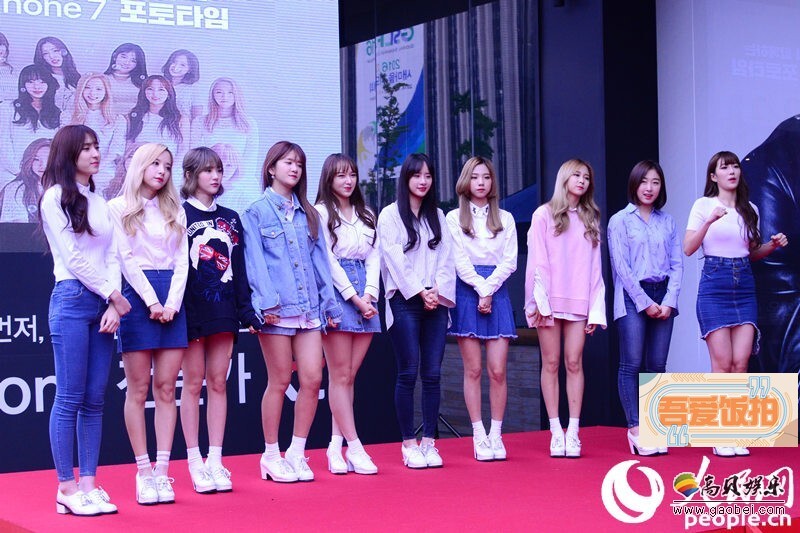 女团宇宙少女出席在首尔光化门举行的某品牌活动并与粉丝合影 女团宇宙少女出席在首尔光化门举行的某品牌活动并与粉丝合影