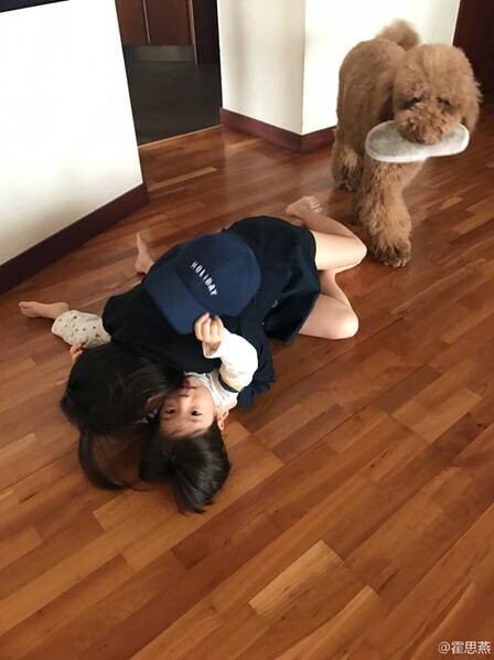 霍思燕在微博晒出自己坐飞机回家后的照片 霍思燕在微博晒出自己坐飞机回家后的照片