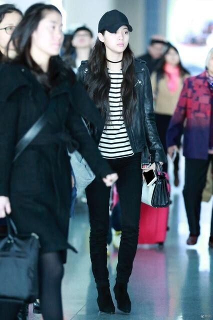 欧阳娜娜在机场秀起了大腿? 欧阳娜娜在机场秀起了大腿?