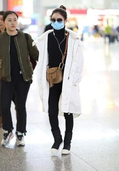 再冷也遮不住赵丽颖的好身材? 再冷也遮不住赵丽颖的好身材?