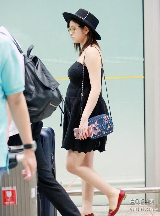 陈妍希现身机场,孕肚已经很明显了? 陈妍希现身机场,孕肚已经很明显了?