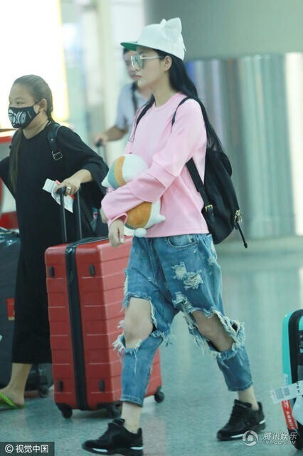 张馨予在现身机场为什么穿一破洞牛仔裤? 张馨予在现身机场为什么穿一破洞牛仔裤?