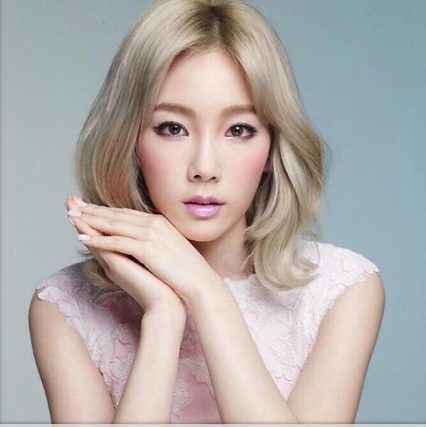 化妆艺人上传了泰妍画报拍摄的花絮照