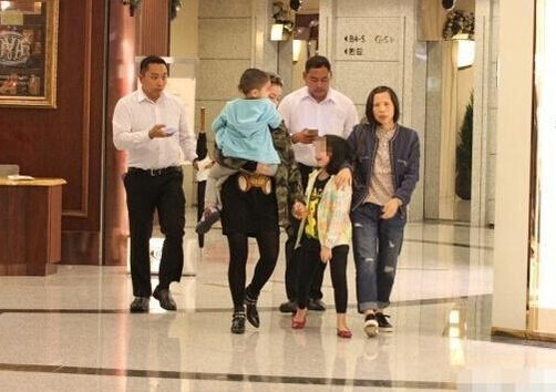 虽然大刘刘銮雄已经赐予甘比“刘太”的名分但她依旧做惯全职妈咪 虽然大刘刘銮雄已经赐予甘比“刘太”的名分但她依旧做惯全职妈咪