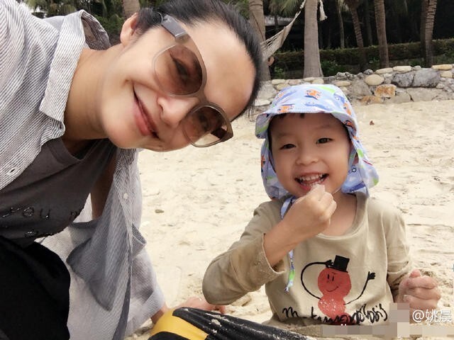 姚晨晒出一家四口去海南过小年的照片