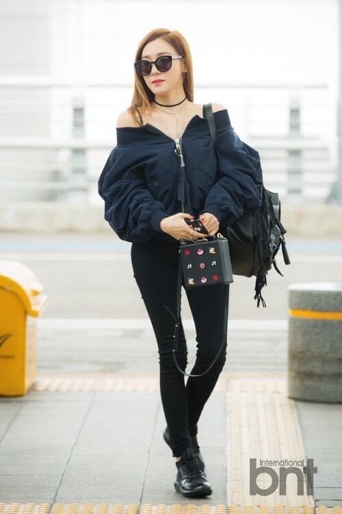 少女时代成员Tiffany出发前往巴黎出席“2016巴黎时装周”