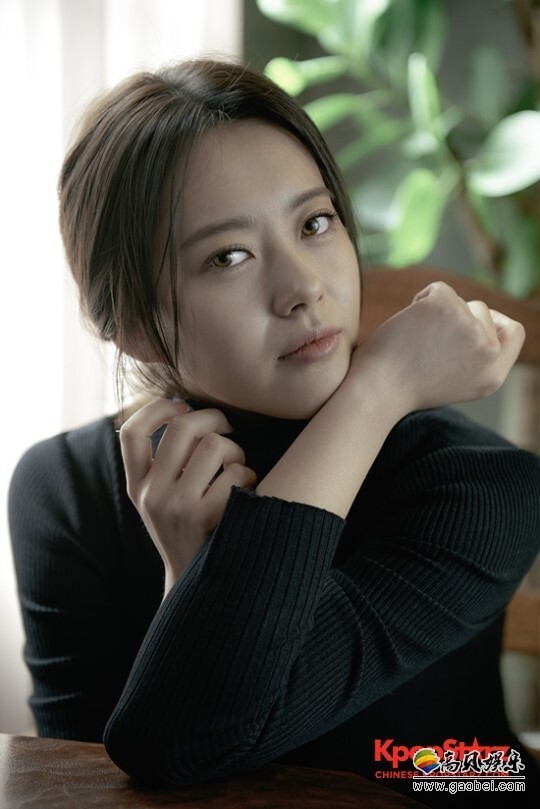 演员高雅拉在首尔论岘洞的一家咖啡厅接受了媒体的采访