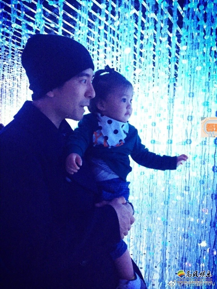 修杰楷在微博发了一组他带女儿玩耍的照片