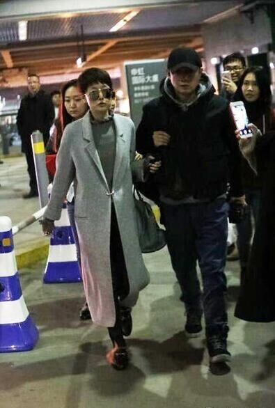 马伊琍文章夫妇抵达上海机场了？