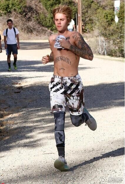 贾斯汀·比伯赤裸纹身外出晨跑? 贾斯汀·比伯赤裸纹身外出晨跑?
