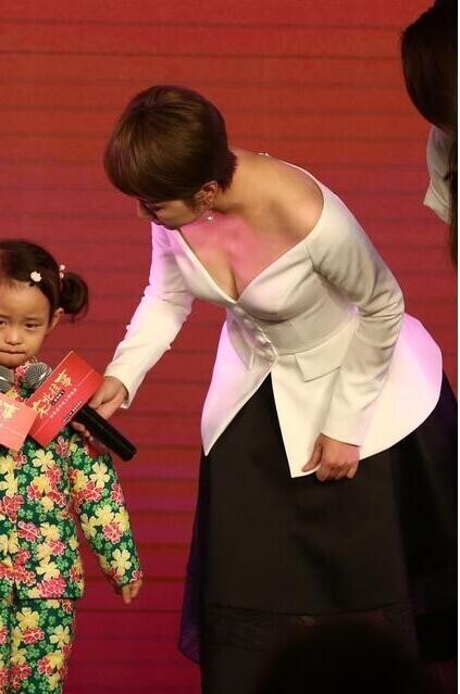 马丽一个俯身好身材展现得淋漓尽致? 马丽一个俯身好身材展现得淋漓尽致?