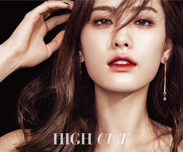 时尚杂志《HIGH CUT》方面公开了一组由艺人Nana拍摄的写真
