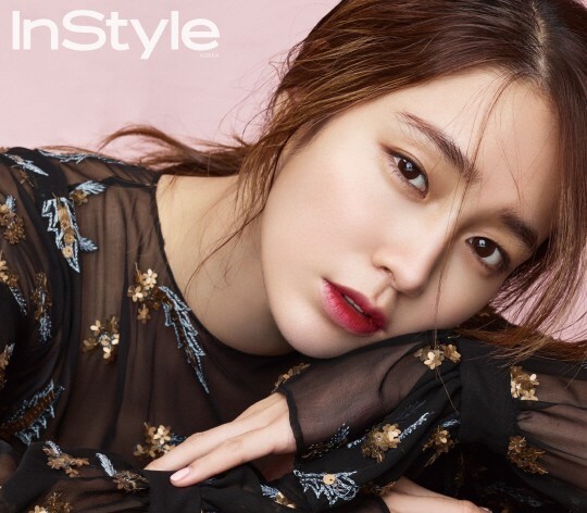 《InStyle》方面公开了演员李珉廷拍摄的全新写真与采访内容