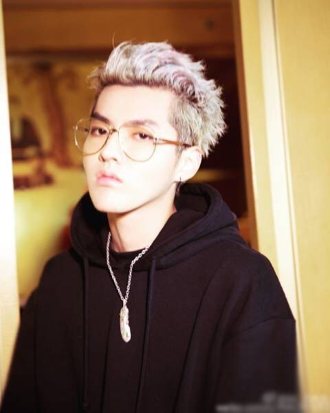 21日凌晨伦敦时装周压轴大秀正式开启 21日凌晨伦敦时装周压轴大秀正式开启