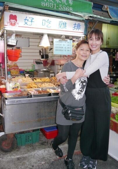 台女星湘莹和妈妈一起卖鸡排还债? 台女星湘莹和妈妈一起卖鸡排还债?