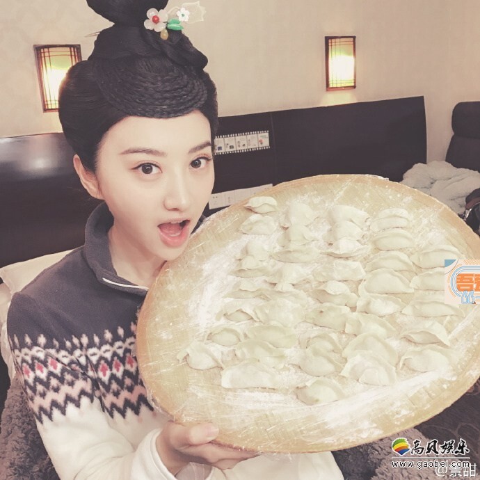 景甜冬至在微博晒出和饺子合照了? 景甜冬至在微博晒出和饺子合照了?