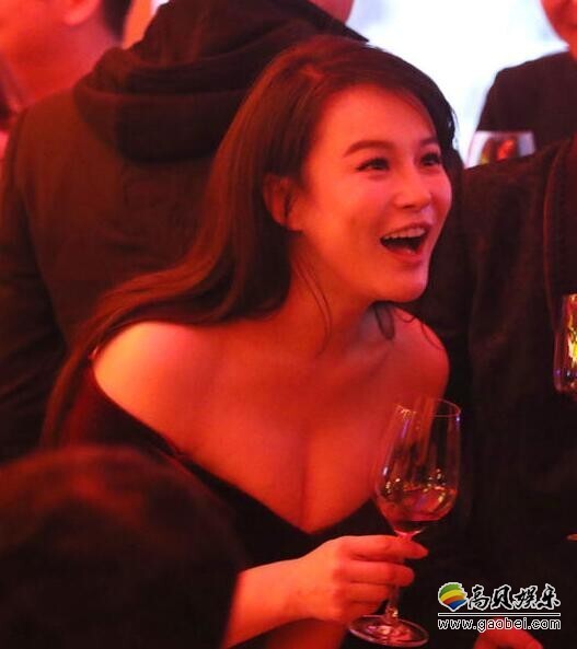 冉莹颖这事业线秀的一把汗? 冉莹颖这事业线秀的一把汗?