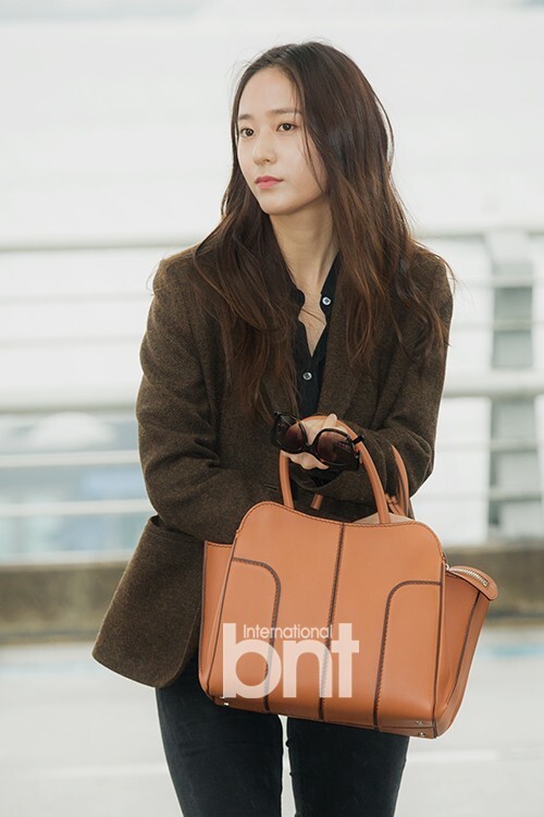 韩国女团f(x)成员Krystal22日中午为参加某品牌活动