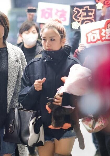 何洁离婚门后首次现身机场？