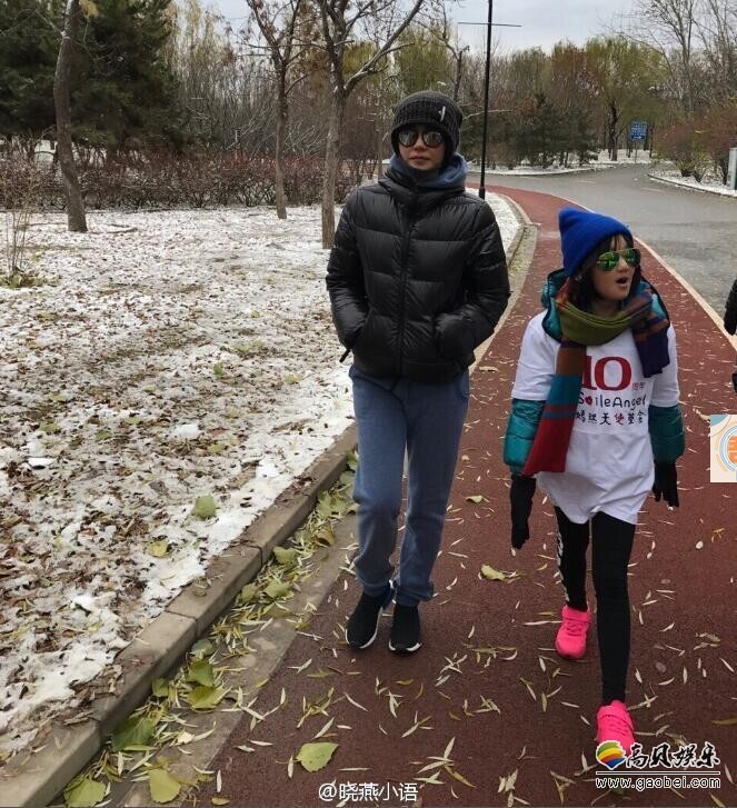 王菲带着女儿李嫣参加什么活动？