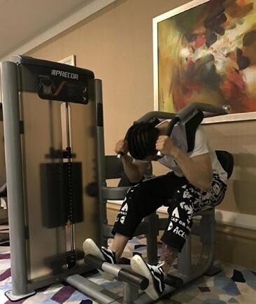 蒋劲夫练腹肌撩妹又撩汉吗？