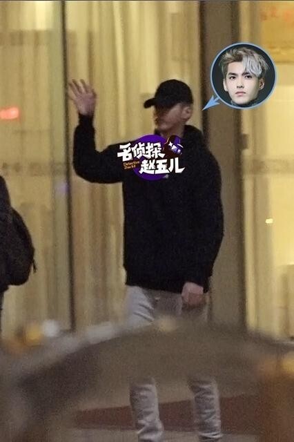 吴亦凡走机场VIP还与粉丝打招呼? 吴亦凡走机场VIP还与粉丝打招呼?