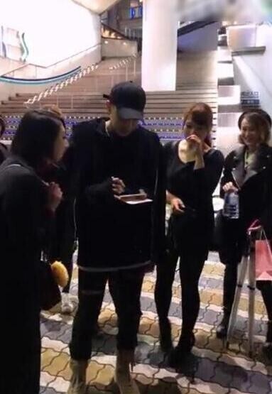 黄子韬为粉丝停车签名暖炸了？