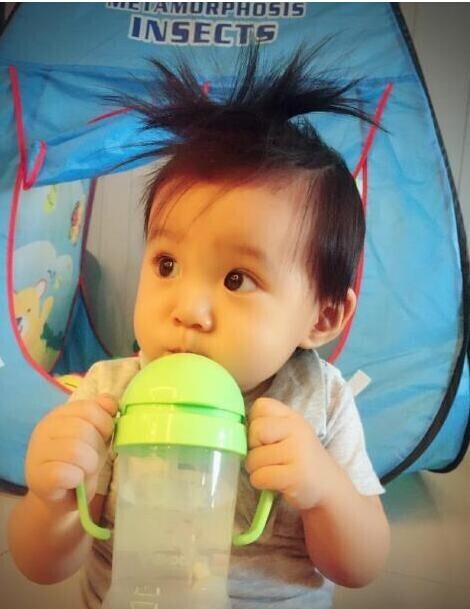 贾静雯小女儿发烧了,看他那头发有型不有型? 贾静雯小女儿发烧了,看他那头发有型不有型?