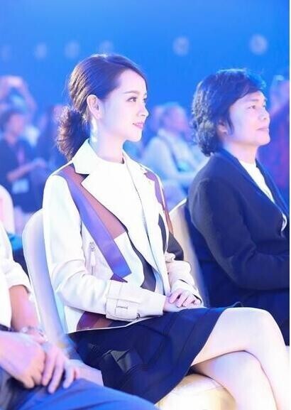 邓莎在聚光灯下超美? 邓莎在聚光灯下超美?